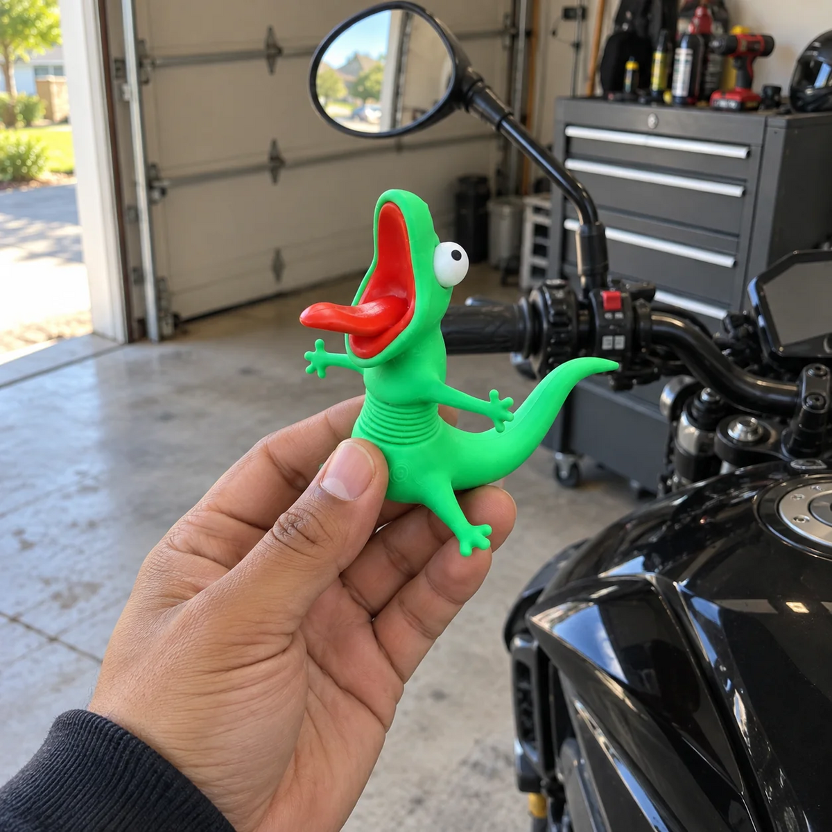 🦎🏍️ Roadside Lizard Buddy – Car & Motorcycle Decor